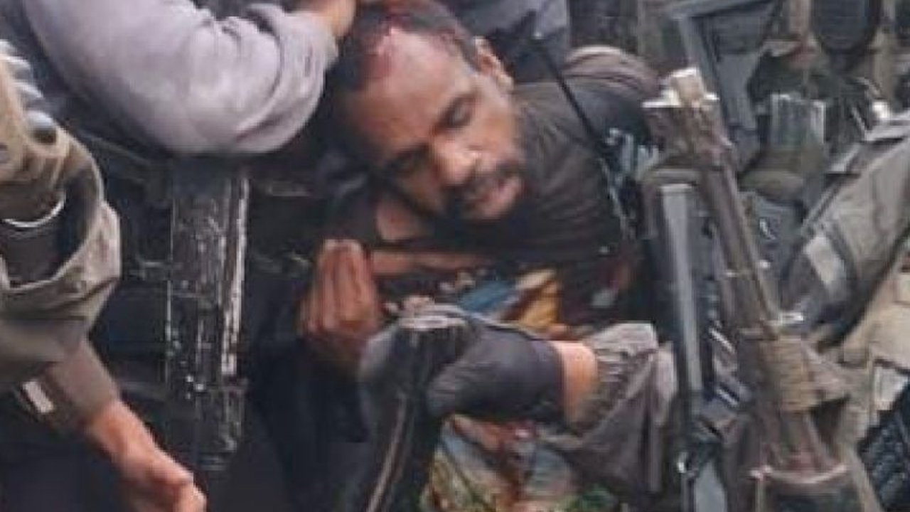 Mantan anggota Polri, Askel Mabel, pimpinan KKB yang membawa kabur senjata api organik Polri, ditangkap dan diterbangkan ke Jayapura untuk proses hukum lebih lanjut.