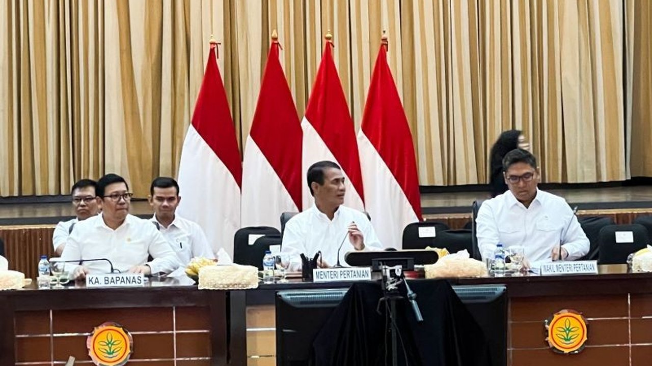 Mentan, Wamendag, dan Wamen BUMN menggelar rapat koordinasi untuk mempersiapkan operasi pasar guna menjaga stabilitas harga pangan selama Ramadhan dan Idul Fitri 2025.