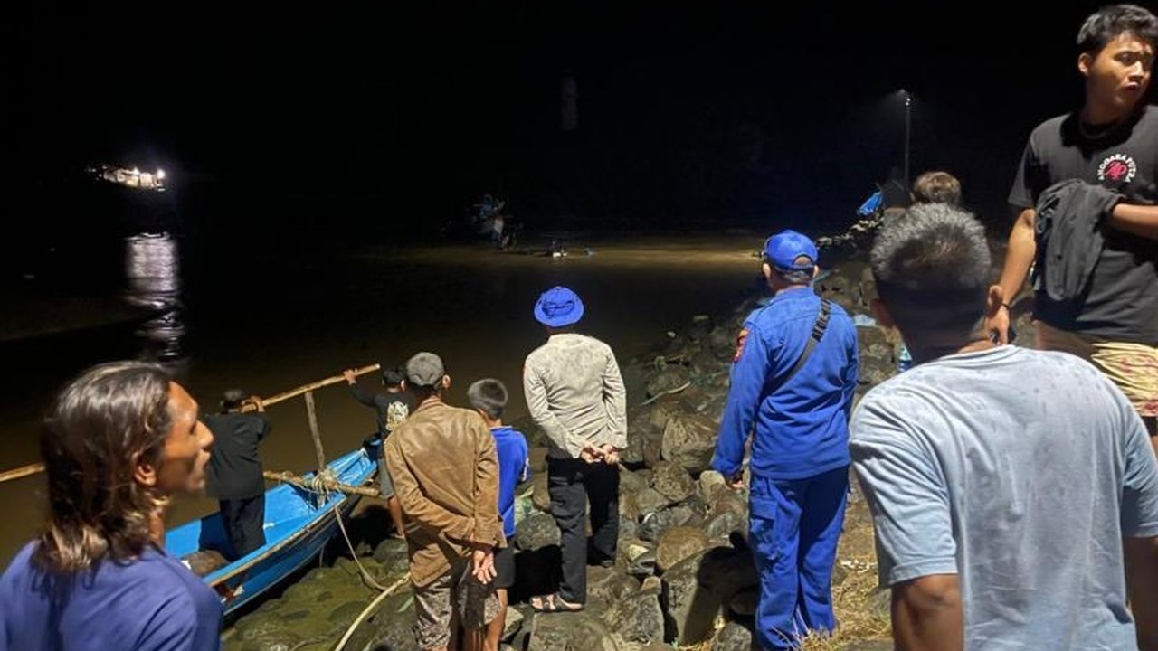 Empat nelayan selamat setelah kapal mereka, Putra Putri, karam di perairan Garut akibat gelombang tinggi; Satpolairud Polres Garut mengimbau nelayan waspada cuaca ekstrem.
