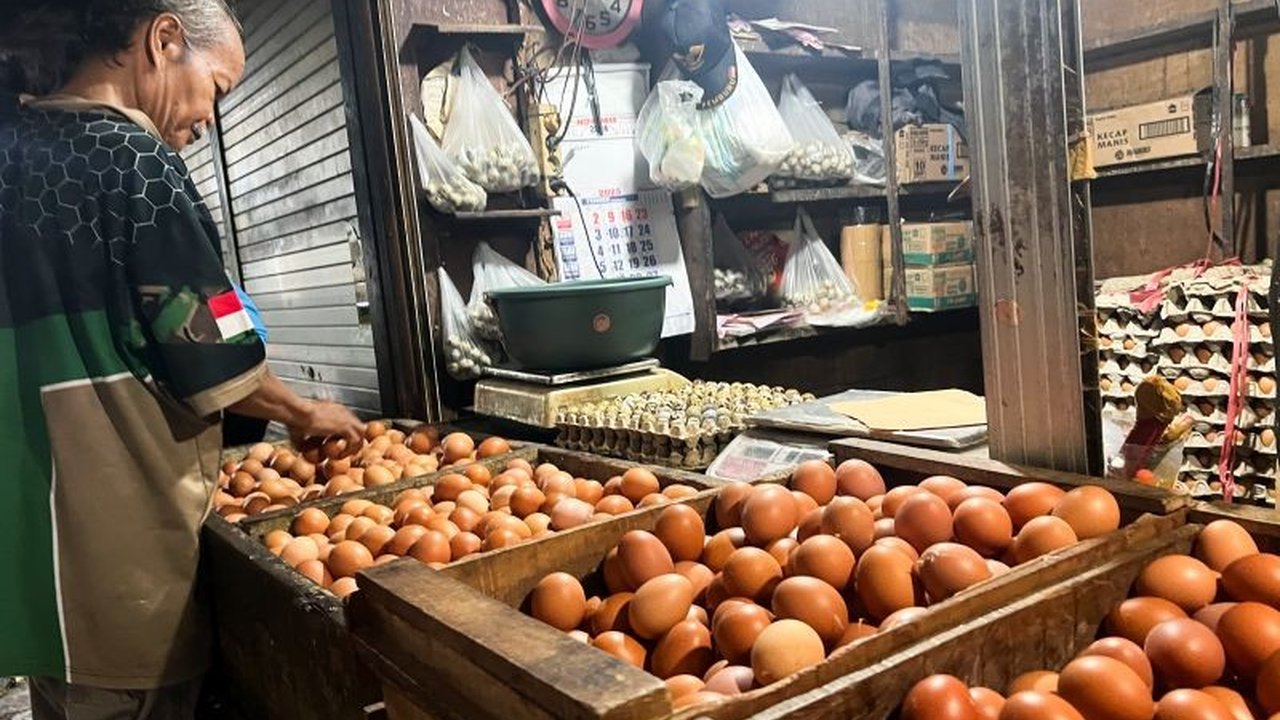 Harga cabai rawit merah melonjak hingga Rp71.250 per kg pada Rabu pagi, sementara komoditas pangan lain seperti telur ayam dan bawang merah juga mengalami kenaikan harga di tingkat pedagang eceran nasional.