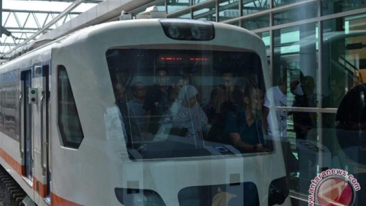 Layanan skytrain atau Kalayang di Bandara Soekarno-Hatta kembali beroperasi normal setelah perbaikan, meningkatkan mobilitas penumpang antar terminal.