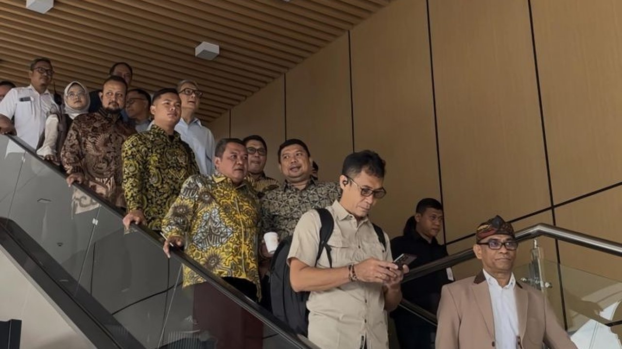 Komisi VII DPR RI melakukan kunjungan kerja ke Bandung untuk meninjau kinerja Antara, TVRI, dan RRI Jabar, guna memastikan optimalisasi peran media publik milik negara dalam perkembangan bangsa.