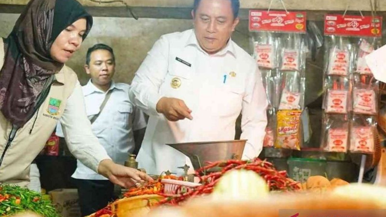 Jelang Ramadhan, harga bahan pokok di Kabupaten Bekasi terpantau stabil, kecuali cabai merah yang mengalami kenaikan harga, demikian disampaikan Dinas Perdagangan setempat.