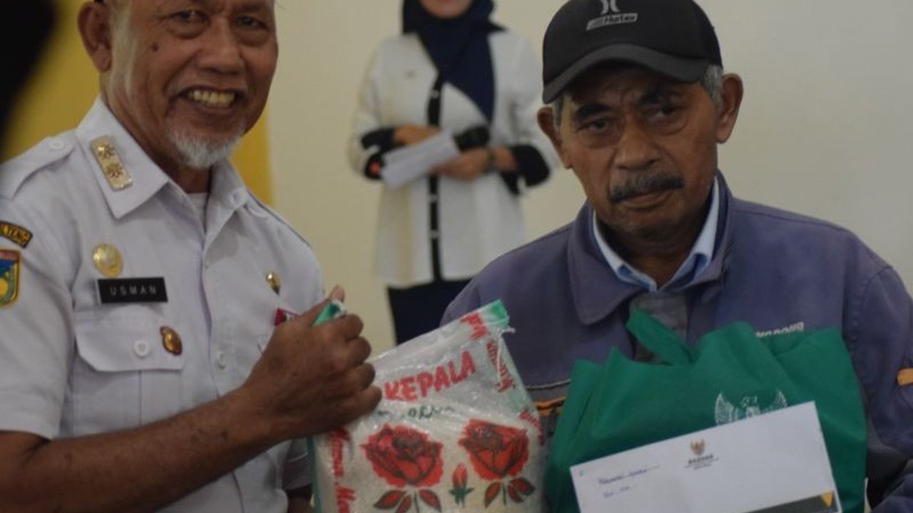 Baznas dan Pemkot Palu berkolaborasi menyalurkan 306 paket bantuan sembako dan uang tunai senilai Rp169,861 juta kepada masyarakat prasejahtera di Palu melalui pengelolaan ZIS.