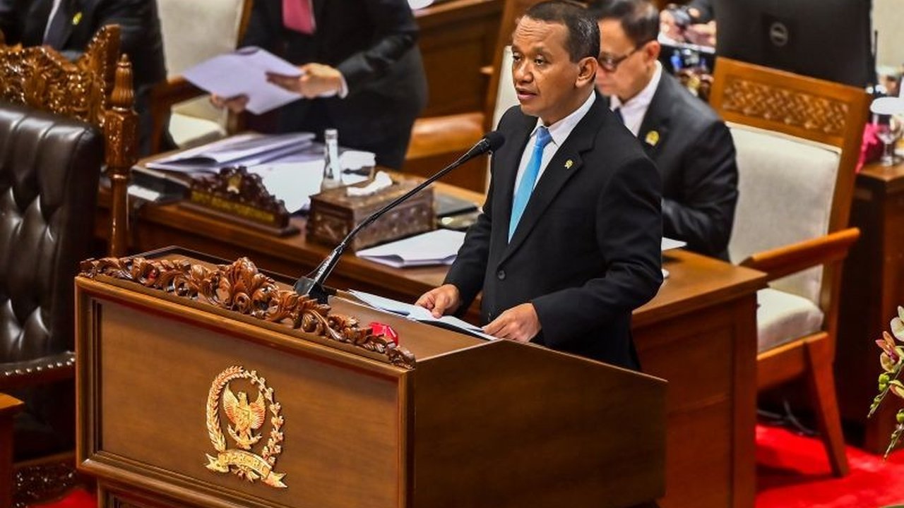 Menteri ESDM Bahlil Lahadalia mengkritik kebijakan IMF pasca reformasi yang dinilai memperburuk ekonomi Indonesia, khususnya anjloknya lifting minyak hingga Indonesia harus impor.