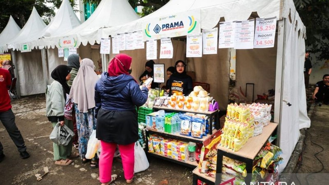 Pemerintah Kota Bandung menggelar operasi pasar murah di 30 kecamatan untuk menstabilkan harga bahan pokok menjelang Ramadhan, dengan harga lebih murah hingga 26 persen dari HET.