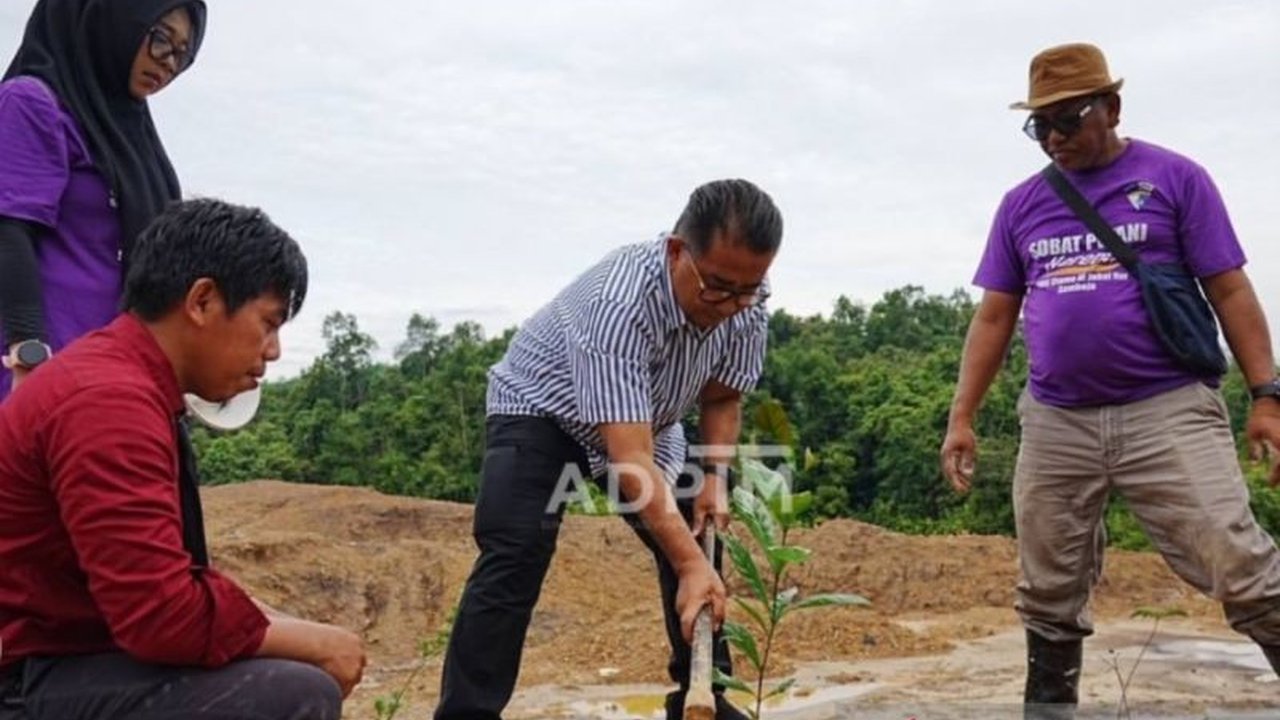Penjabat Gubernur Kaltim bersama ratusan siswa SMK Jabal Nur berhasil menghijaukan lahan bekas tambang batubara di Kutai Kartanegara dengan menanam pohon kopi liberica dan berbagai tanaman lainnya, membuktikan lahan bekas tambang dapat produktif kembali.