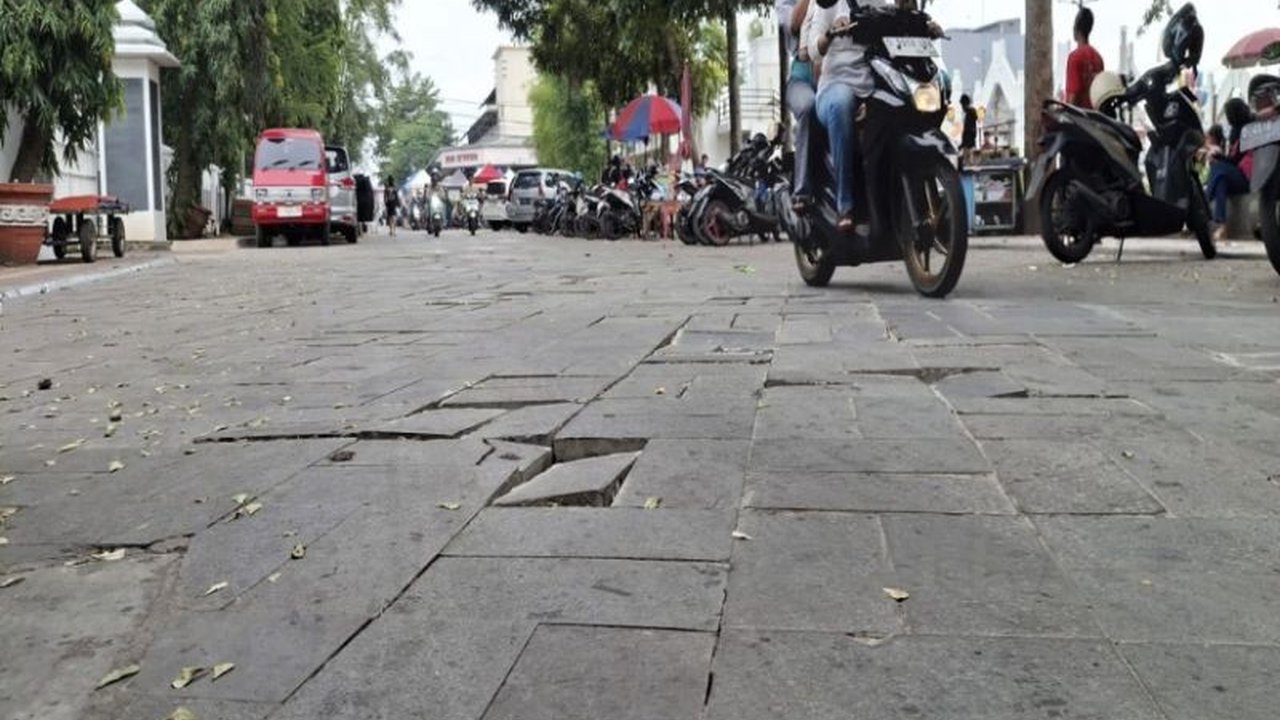 Pemkot Cimahi membangun jalur pedestrian di Alun-alun Cimahi, terinspirasi Braga dan Malioboro, dilengkapi fasilitas UMKM dan area ramah pejalan kaki.