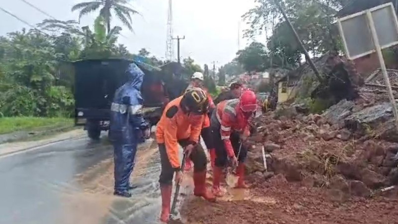 Banjir dan longsor menerjang Ciamis, Jawa Barat akibat hujan deras; BPBD Ciamis kerahkan personel untuk penanganan darurat dan mitigasi bencana.