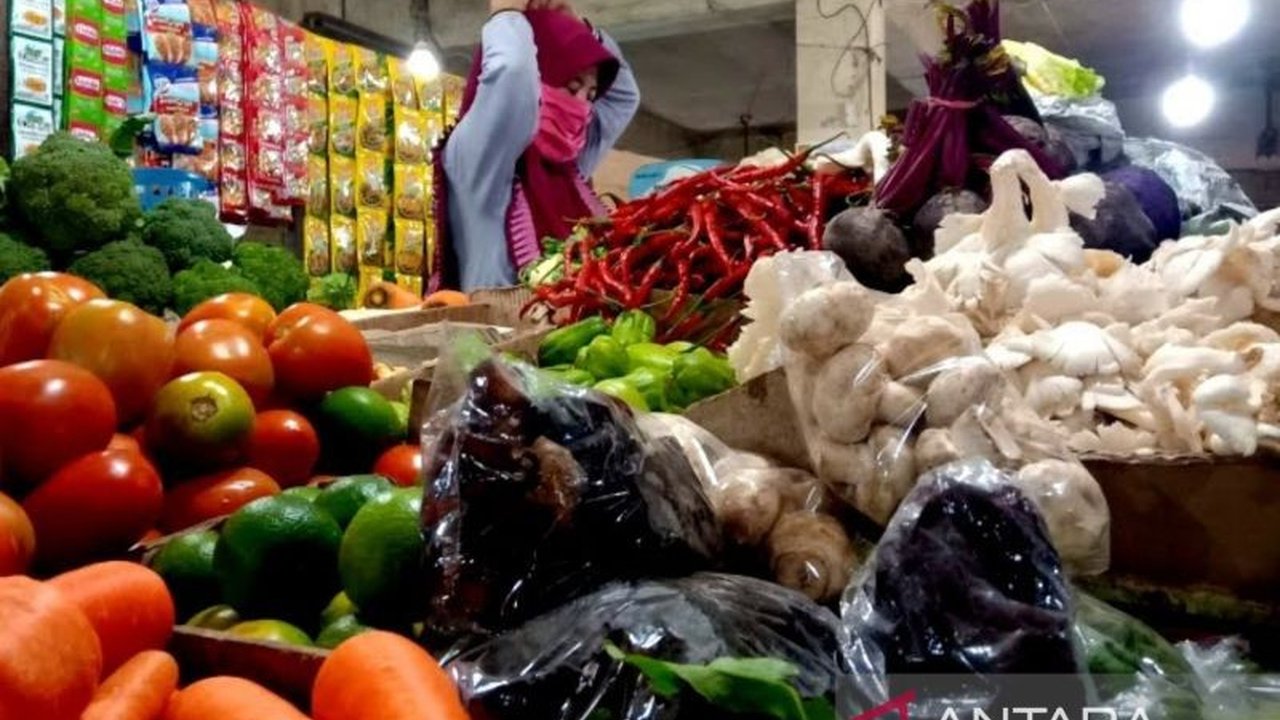 Kenaikan harga bahan pokok di Karimun menjelang Ramadhan disebabkan cuaca ekstrem yang mengganggu panen di sejumlah daerah penghasil sayur dan cabai.