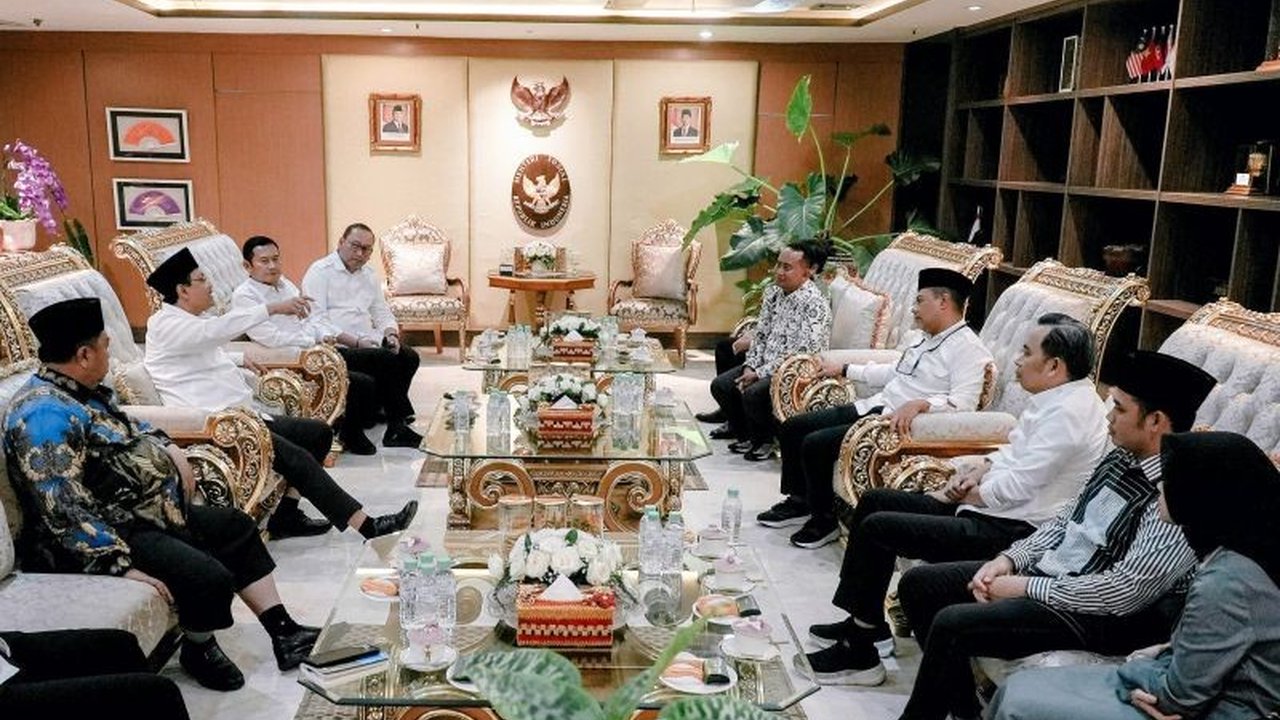 Menteri Sosial Saifullah Yusuf mengajak empat bupati Jawa Timur membantu pemutakhiran Data Tunggal Sosial Ekonomi Nasional (DTSEN) agar penyaluran bansos tepat sasaran.