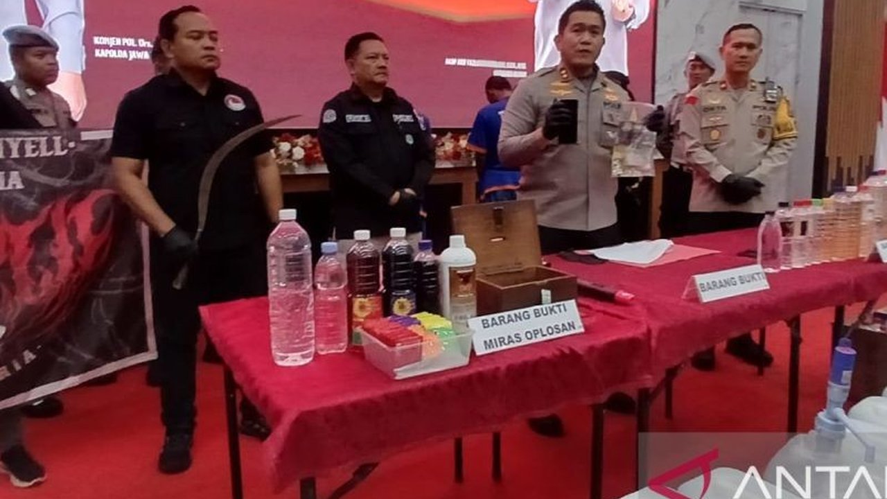 Polisi Blitar menangkap dua pendekar silat yang terlibat kasus narkoba dan provokasi melalui media sosial, menimbulkan kekhawatiran akan dampak negatif pada citra perguruan silat.