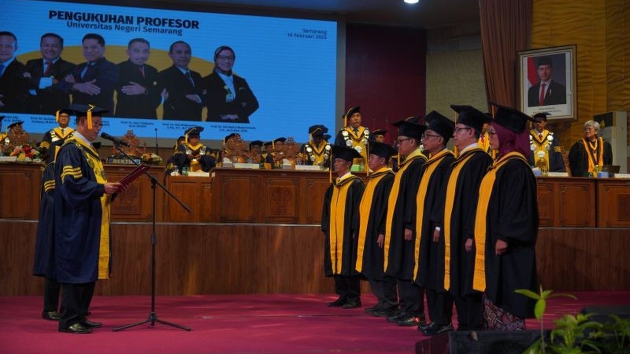 Universitas Negeri Semarang (Unnes) resmi mengukuhkan enam guru besar baru dari berbagai bidang keilmuan,  meningkatkan kualitas riset dan pengabdian kepada masyarakat.