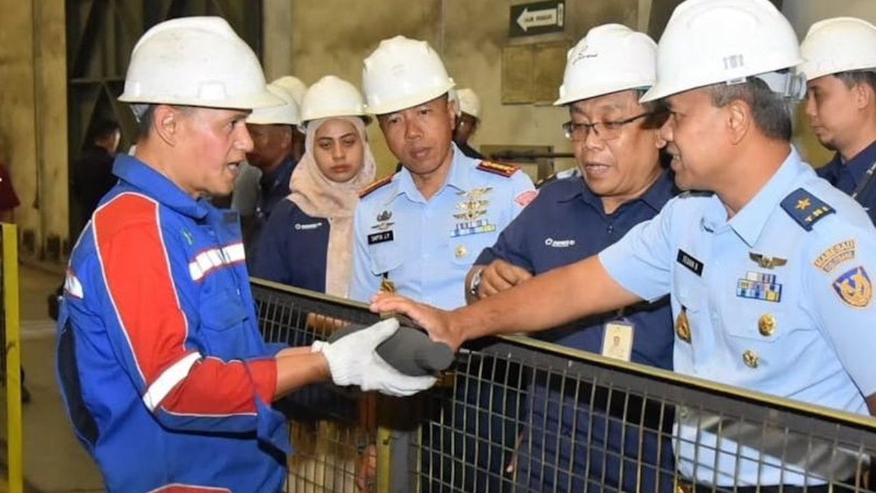 Enam perwira TNI AU berkolaborasi dengan PT Pindad berhasil merancang bom MK-81 RI Live standar NATO untuk memperkuat persenjataan TNI AU, siap diproduksi massal.