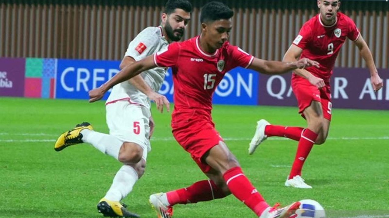 Timnas Indonesia U-20 hadapi Uzbekistan di laga kedua Grup C Piala Asia U-20 2025 setelah kekalahan dari Iran; kemenangan wajib diraih untuk menjaga asa lolos ke perempat final.