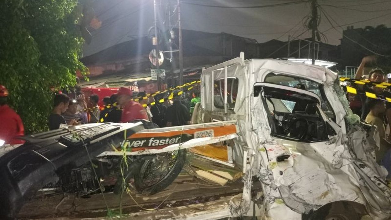 Seorang remaja, Evan (15), tewas tertabrak kereta di perlintasan KA Stasiun Pondok Jati, Jakarta Timur, Rabu malam, akibat terjebak kemacetan.