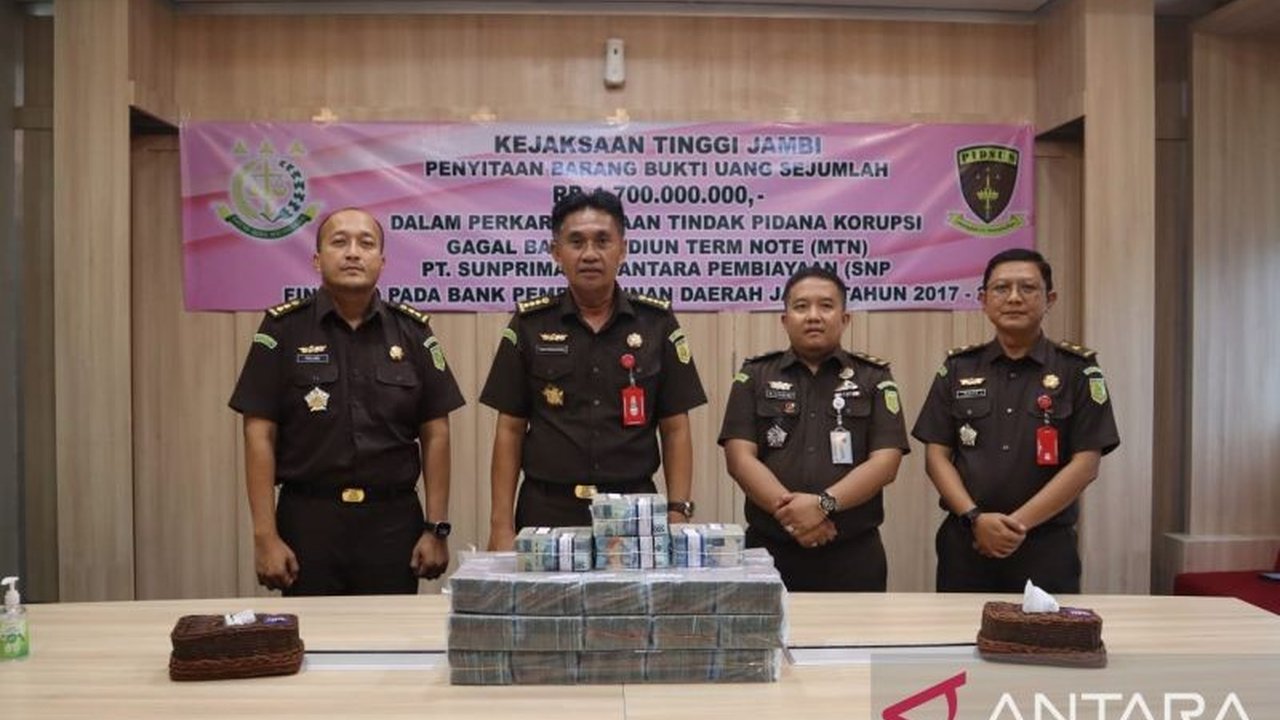 Kejati Jambi menyita Rp1,7 miliar uang hasil korupsi gagal bayar PT SNP di Bank Jambi periode 2017-2018 dari tersangka AE, menambah bukti dalam kasus yang merugikan negara Rp310,11 miliar.