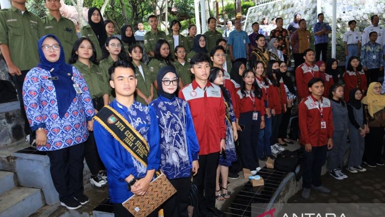 Pemerintah Kota Surakarta meluncurkan program Sekolah Siaga Kependudukan untuk memberikan pemahaman kepada siswa tentang isu kependudukan, guna menghadapi bonus demografi dengan generasi muda yang berkualitas.