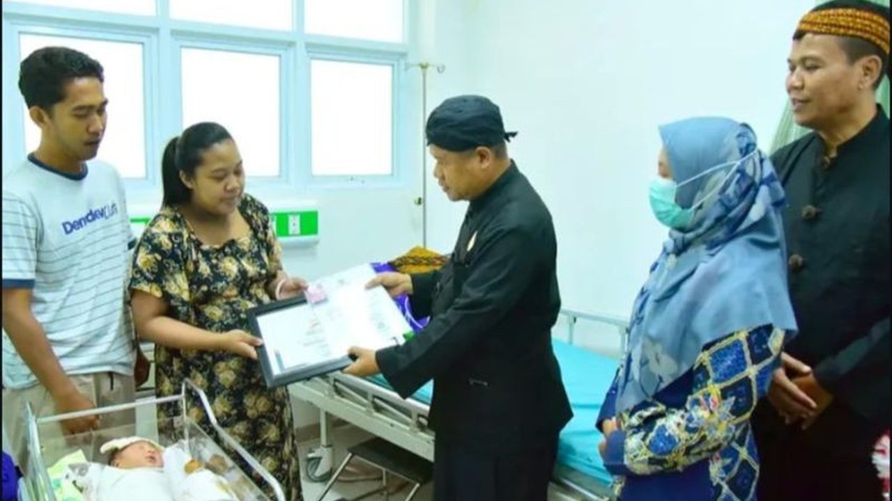 Sembilan bayi yang lahir bertepatan dengan HUT Pacitan ke-..., mendapatkan dokumen kependudukan berupa akta kelahiran, KIA, dan KK secara gratis dari Dispendukcapil setempat.