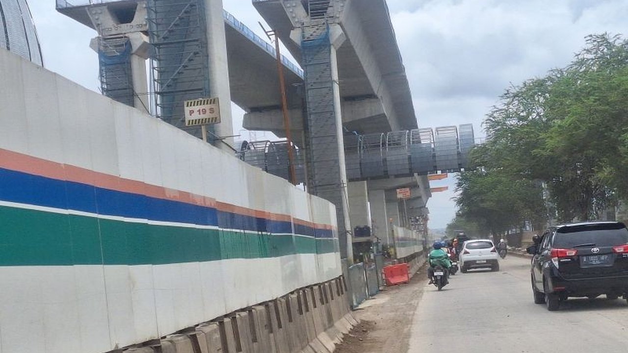 Proyek pembangunan Tol Harbour Road II di Jakarta Utara dikeluhkan warga sekitar karena menimbulkan debu tebal dan sesak nafas, serta membahayakan pengendara akibat jalan yang menyempit.