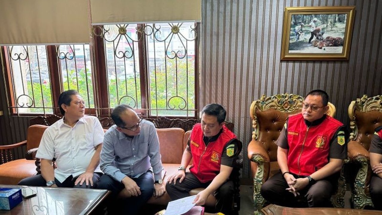 Kejari Muba menggeledah kantor PT SMB di Palembang dan Sekayu terkait dugaan korupsi dan mafia tanah dalam proyek jalan tol Palembang-Jambi, menemukan bukti pemalsuan dokumen dan klaim ilegal lahan negara.