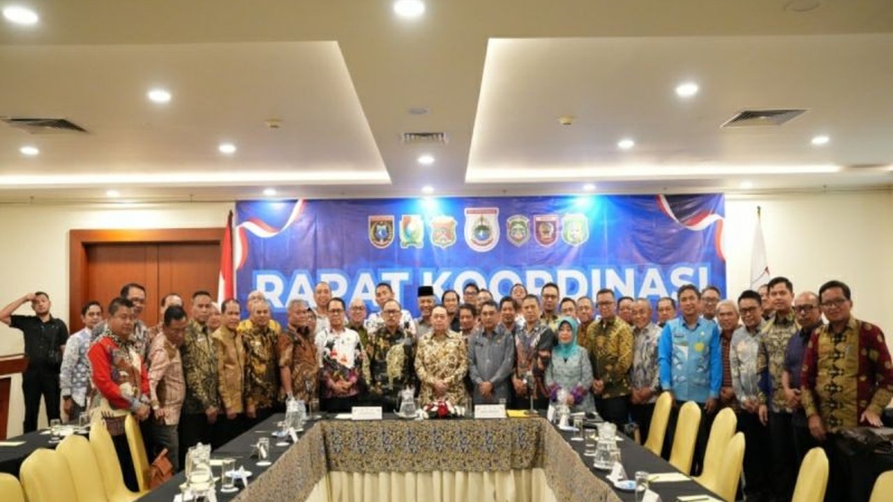 Gubernur Sulbar terpilih, Suhardi Duka, berkomitmen memangkas anggaran tidak tepat sasaran dan akan fokus pada pembangunan yang berdampak langsung pada masyarakat Sulawesi Barat.