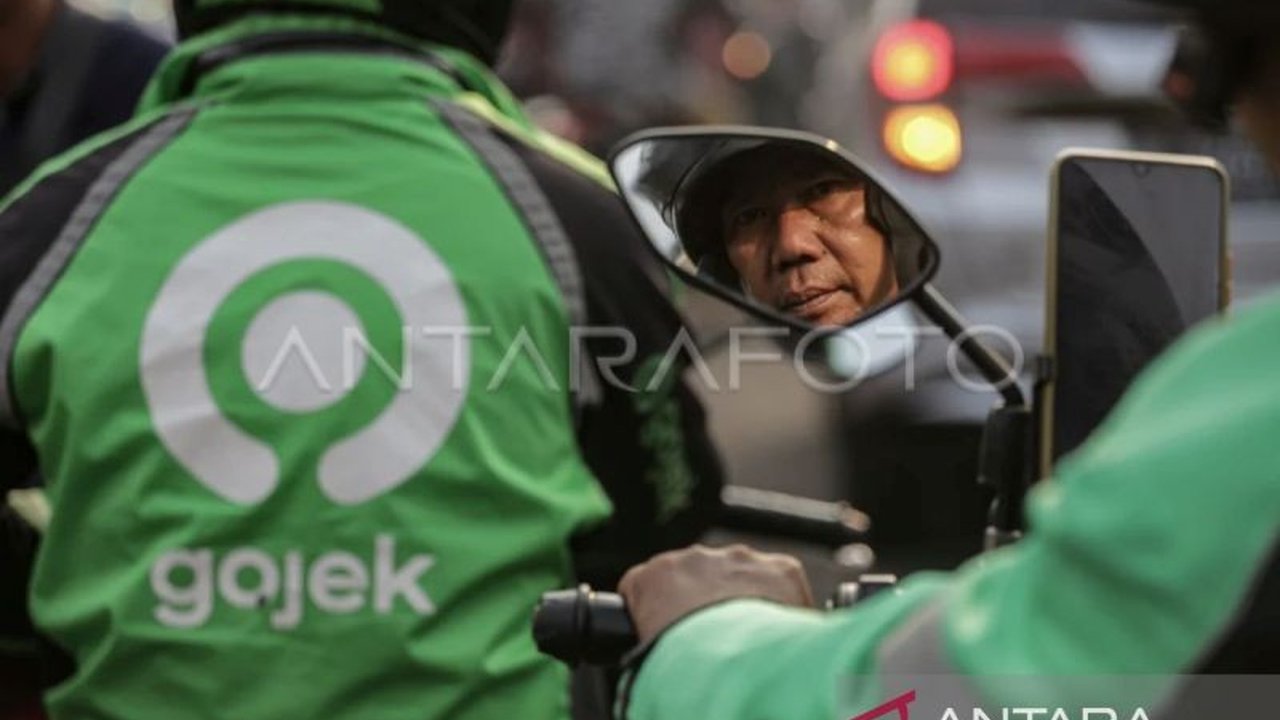 Gojek mengklaim telah menerapkan tarif baru taksi online sesuai SK Gubernur Sulsel, sementara pengemudi lain demo karena Grab dan Maxim belum mengikuti aturan tersebut.