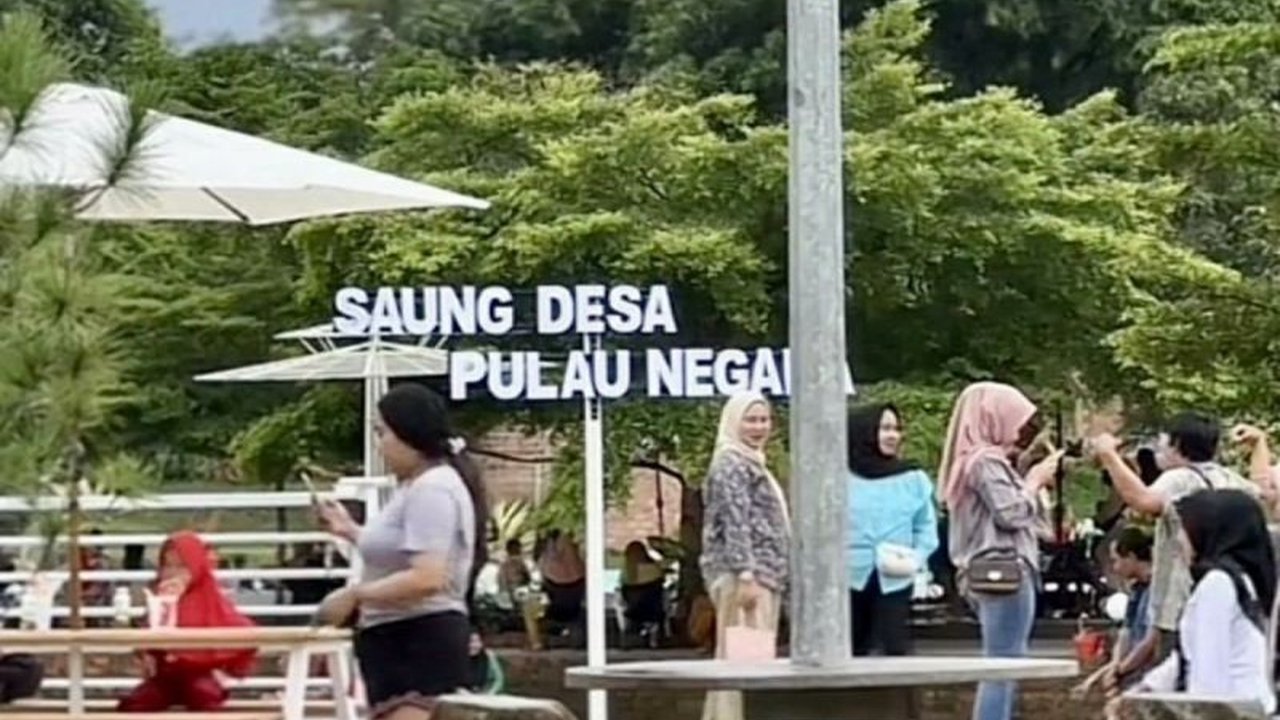 Warga Ogan Ilir sukses kembangkan Saung Desa Pulau Negara, objek wisata baru nan asri dengan pemandangan danau dan kuliner khas lokal, menarik wisatawan domestik dan mancanegara.