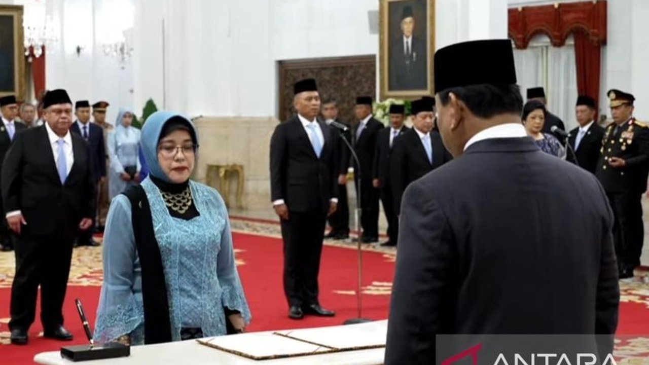 Amalia Adininggar Widyasanti resmi menjadi Kepala BPS, wanita kedua yang memimpin lembaga statistik vital ini, dengan fokus utama pada pemutakhiran Data Tunggal Sosial Ekonomi Nasional.