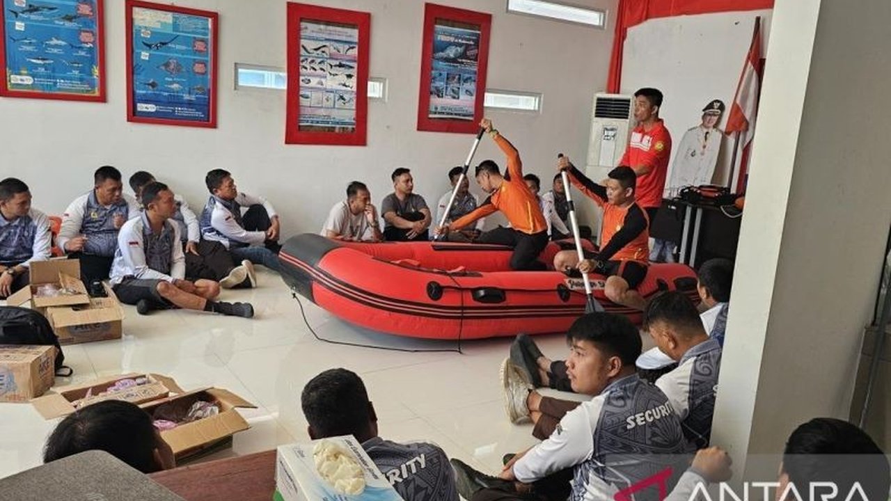 PLN meningkatkan kesiapsiagaan petugas dalam menghadapi bencana banjir melalui pelatihan tanggap darurat bersama Basarnas di Manado.