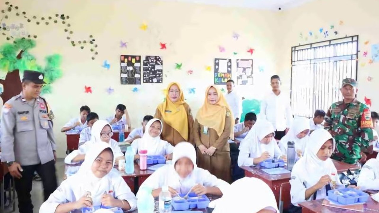 Badan Gizi Nasional (BGN) melanjutkan Program Makan Bergizi Gratis (MBG) di Tanjungpinang, Kepri, dengan menyasar ratusan siswa SD dan SMP, meningkatkan semangat belajar dan gizi mereka.