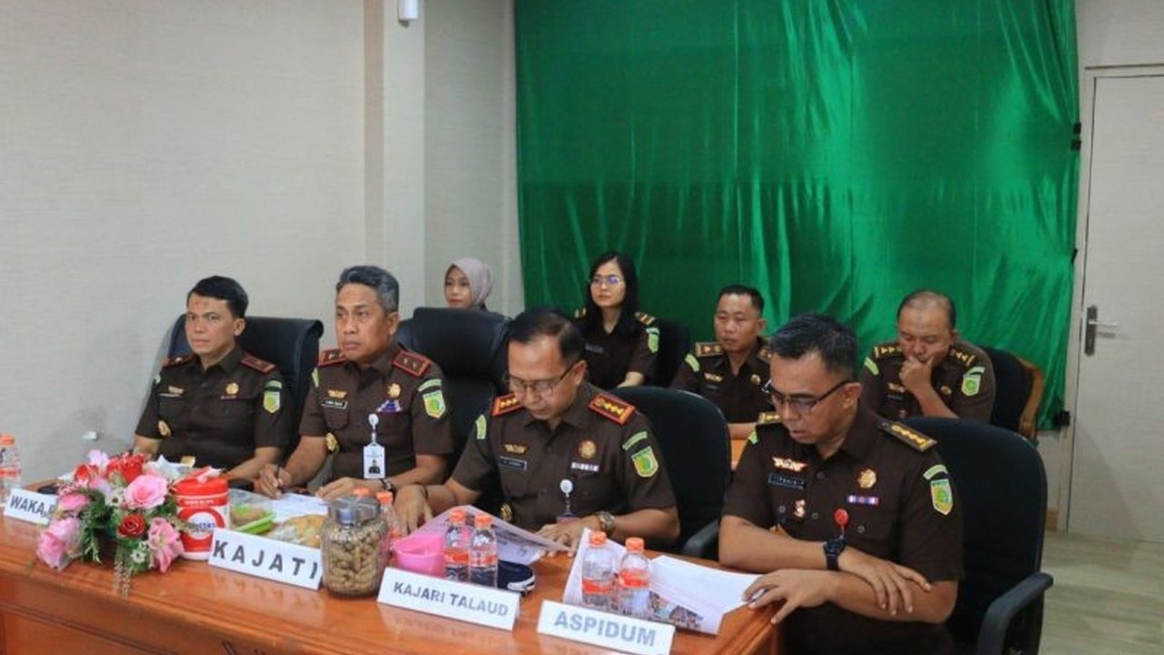 Kejaksaan Tinggi Sulawesi Utara selesaikan dua perkara pidana lewat jalur keadilan restoratif, masing-masing kasus pencurian dan kecelakaan lalu lintas, dengan pertimbangan berbagai faktor.