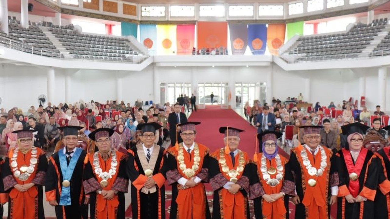 Universitas Jambi (Unja) menambah 11 guru besar baru, menjadikan total 81 guru besar dan melampaui rata-rata nasional,  menunjukkan peningkatan kualitas pendidikan.