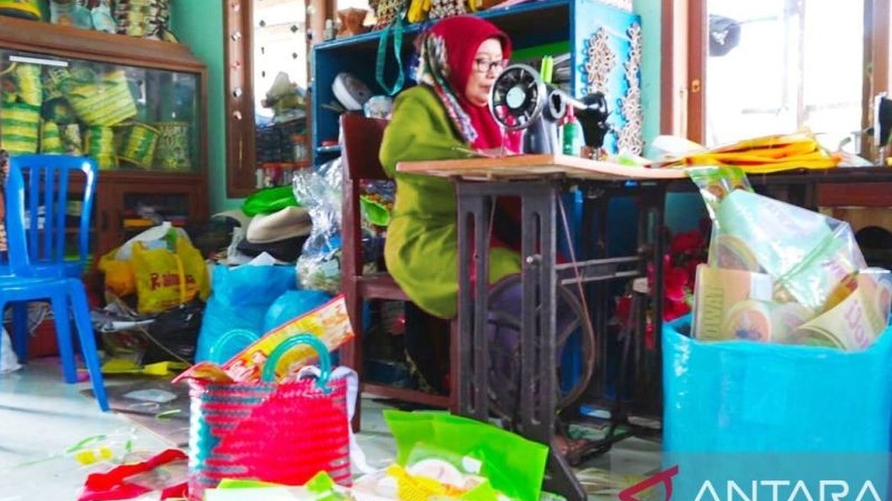 Pemkot Padang Panjang terapkan tarif retribusi sampah baru berdasarkan daya listrik rumah tangga, bertujuan optimalkan pengelolaan sampah yang selama ini defisit, namun memicu pertanyaan soal keadilan dan beban masyarakat.