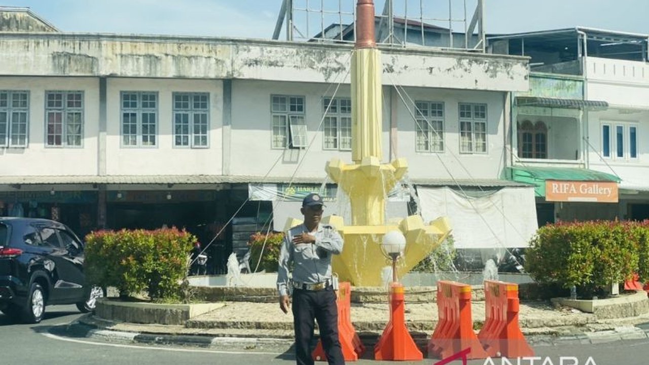 Polres Aceh Barat mengerahkan 300 personel gabungan untuk mengamankan pelantikan Bupati dan Wakil Bupati Aceh Barat terpilih, Tarmizi dan Said Fadheil, pada periode 2025-2030 di Gedung DPRK Aceh Barat.