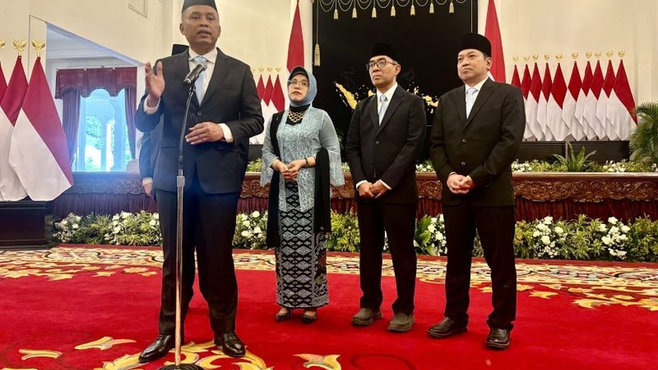 Presiden Joko Widodo menugaskan Kepala Badan Siber dan Sandi Negara (BSSN) yang baru, Letjen TNI (Purn) Nugroho Sulistyo Budi, untuk fokus pada perlindungan data pribadi dan rahasia negara, serta implementasi Instruksi Presiden Nomor 4 Tahun 2025.