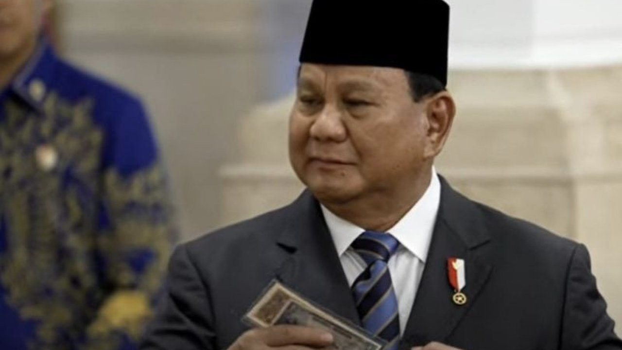 Wakil Kepala BPKP, Agustina Arumsari, memberikan uang langka tahun 1953 kepada Presiden Prabowo Subianto sebagai kenang-kenangan bersejarah, mengingat tanda tangan Soemitro Djojohadikoesoemo di uang tersebut.