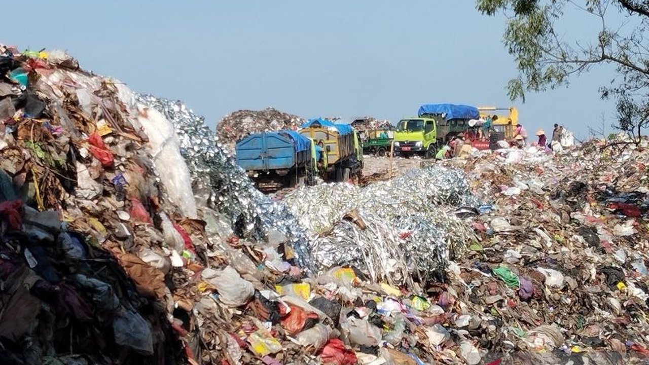 Penjabat Bupati Kudus meminta semua desa memiliki rencana aksi pengelolaan sampah mandiri untuk mengatasi permasalahan sampah di TPA Tanjungrejo yang kelebihan kapasitas, dengan dukungan PT Djarum dan PT Pura.