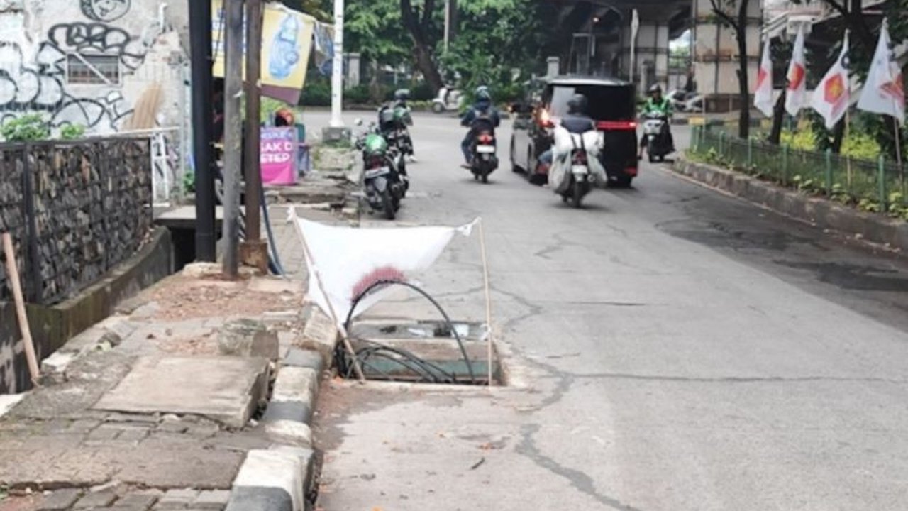 Suku Dinas Bina Marga Jakarta Selatan meminta pengelola utilitas segera memperbaiki penutup jalan rusak di Jalan Raya Tanjung Barat yang membahayakan pengguna jalan dan telah berlangsung selama setahun.