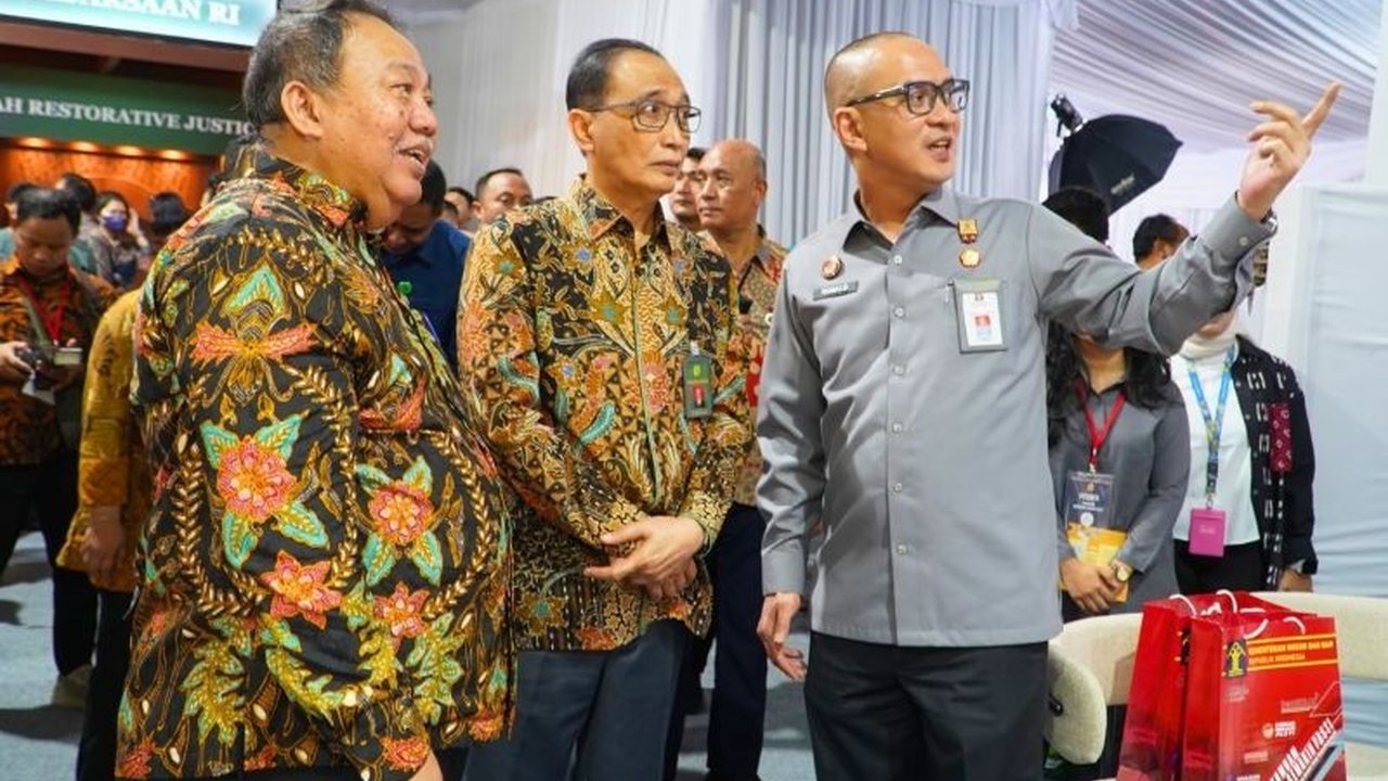 Kementerian Hukum dan HAM (Kemenkumham) sosialisasikan layanan hukum dan transformasi organisasi melalui pameran Kampung Hukum 2025, bertujuan tingkatkan akses masyarakat pada layanan publik berbasis digital.