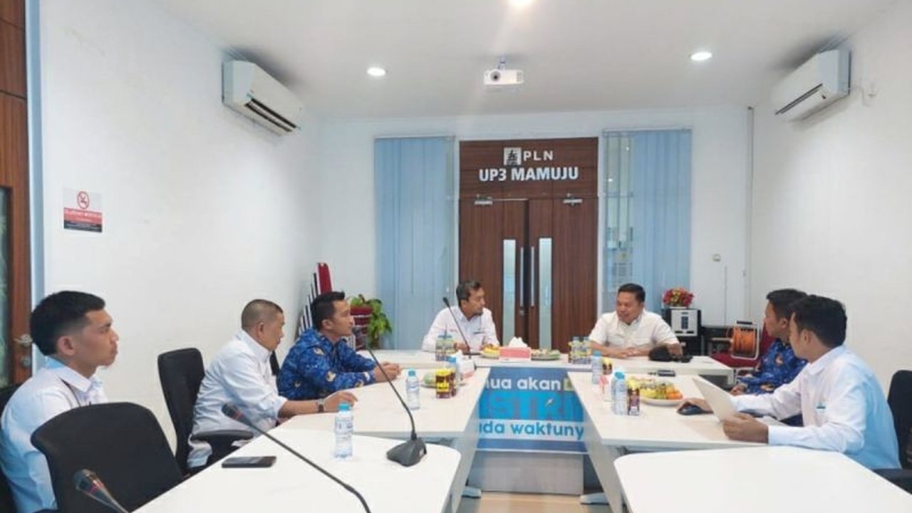 Pemerintah Provinsi Sulawesi Barat dan PLN bahas percepatan elektrifikasi 100 persen, hadapi kendala akses jalan dan izin penggunaan hutan.