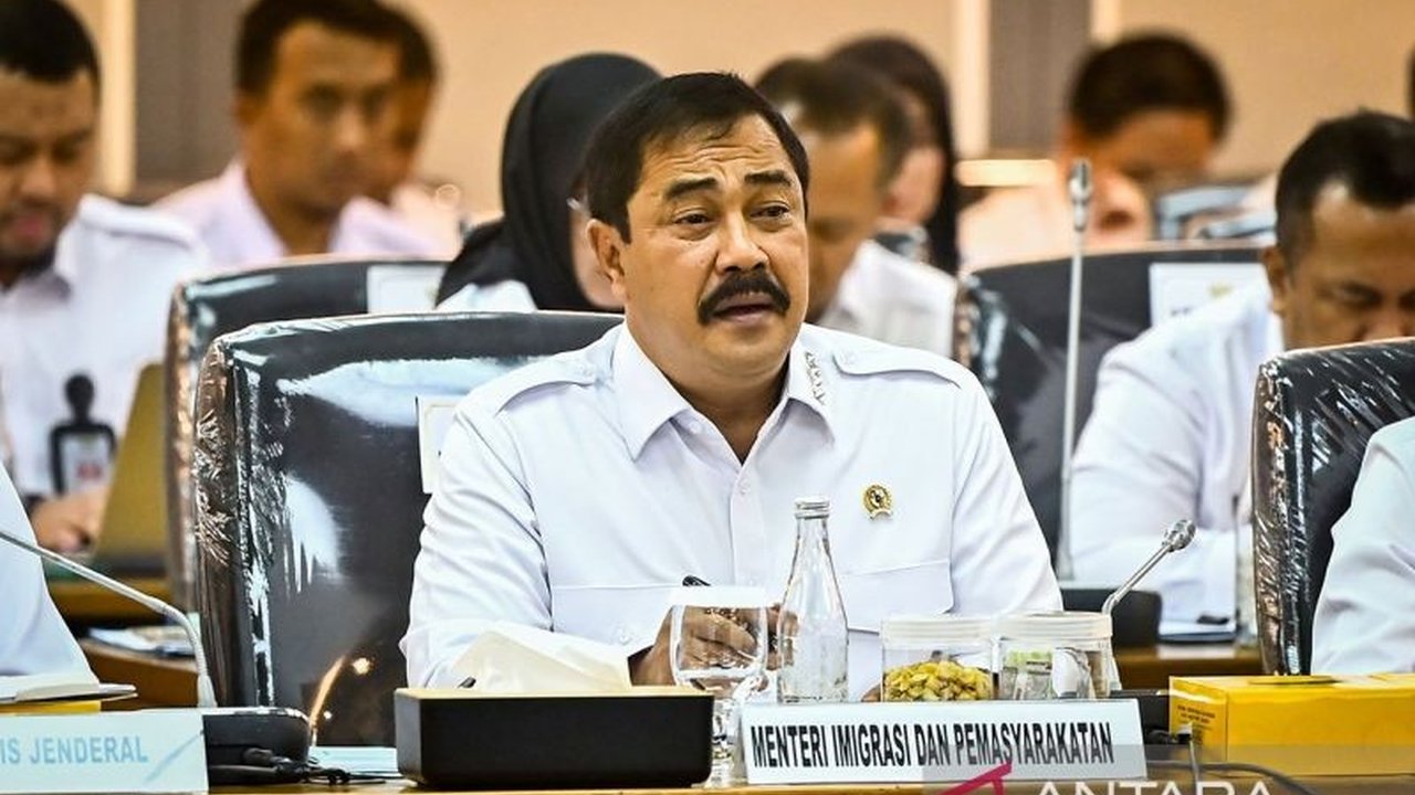 Kementerian Imigrasi menonaktifkan 71 pegawai di Bandara Soekarno-Hatta karena pungli terhadap WNA China, termasuk mantan kepala kantor dan kepala bidang.