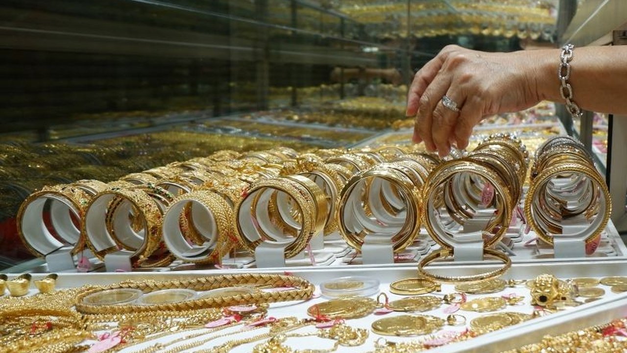 Rencana pembentukan Bank Emas Indonesia oleh Presiden Prabowo Subianto diharapkan mampu meningkatkan ketahanan ekonomi domestik dan mengurangi ketergantungan pada mata uang asing.