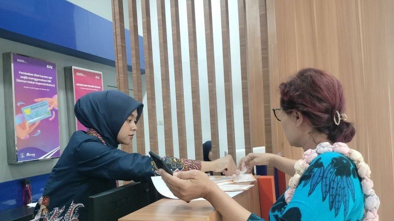 Penjualan tiket kereta api untuk Lebaran 2025 di Daop 9 Jember mencapai 46.297 tiket, dengan Surabaya Gubeng sebagai tujuan favorit. Masyarakat diimbau pesan tiket jauh-jauh hari.