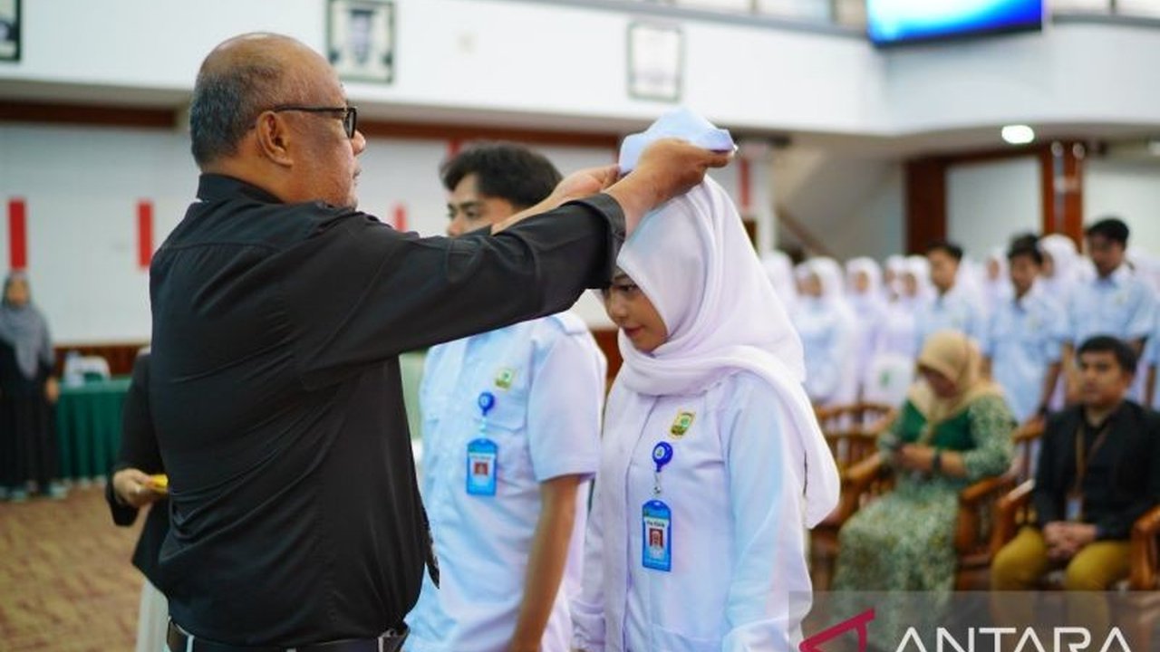 Universitas Andalas (Unand) menggelar upacara 'capping day' untuk membekali 164 mahasiswa keperawatan sebelum memasuki tahap praklinik, menekankan tanggung jawab, profesionalisme, dan komitmen.