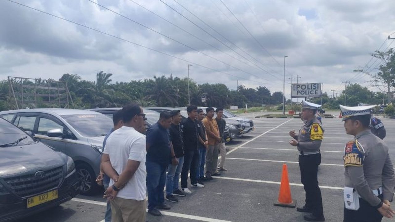 Polres Siak, Riau, mengadakan pelatihan keselamatan berkendara bagi 50 sopir angkutan umum dalam upaya menekan angka kecelakaan lalu lintas dan meningkatkan keselamatan penumpang.
