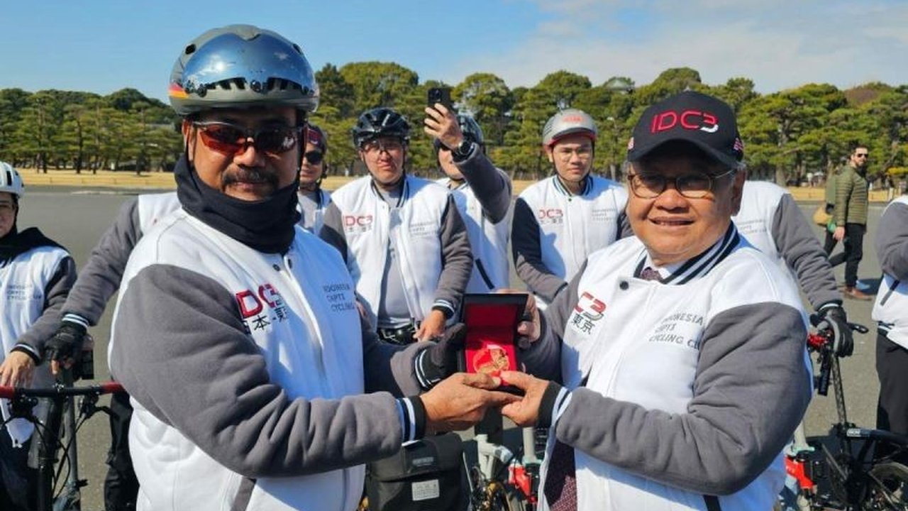 Duta Besar RI untuk Jepang, Heri Akhmadi, menerima penghargaan anggota kehormatan dari komunitas sepeda lipat Indonesia, IDC3, yang sedang bersepeda di Jepang, sebagai bentuk apresiasi atas kontribusi dan dukungannya.