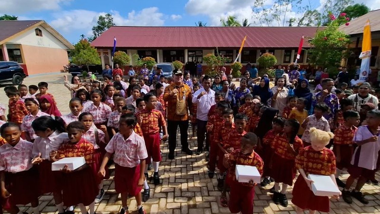 Program Makan Bergizi Gratis (MBG) di Kota Sorong, Papua Barat Daya, telah meningkat cakupannya, namun masih menghadapi kendala infrastruktur dan anggaran untuk menjangkau seluruh siswa.