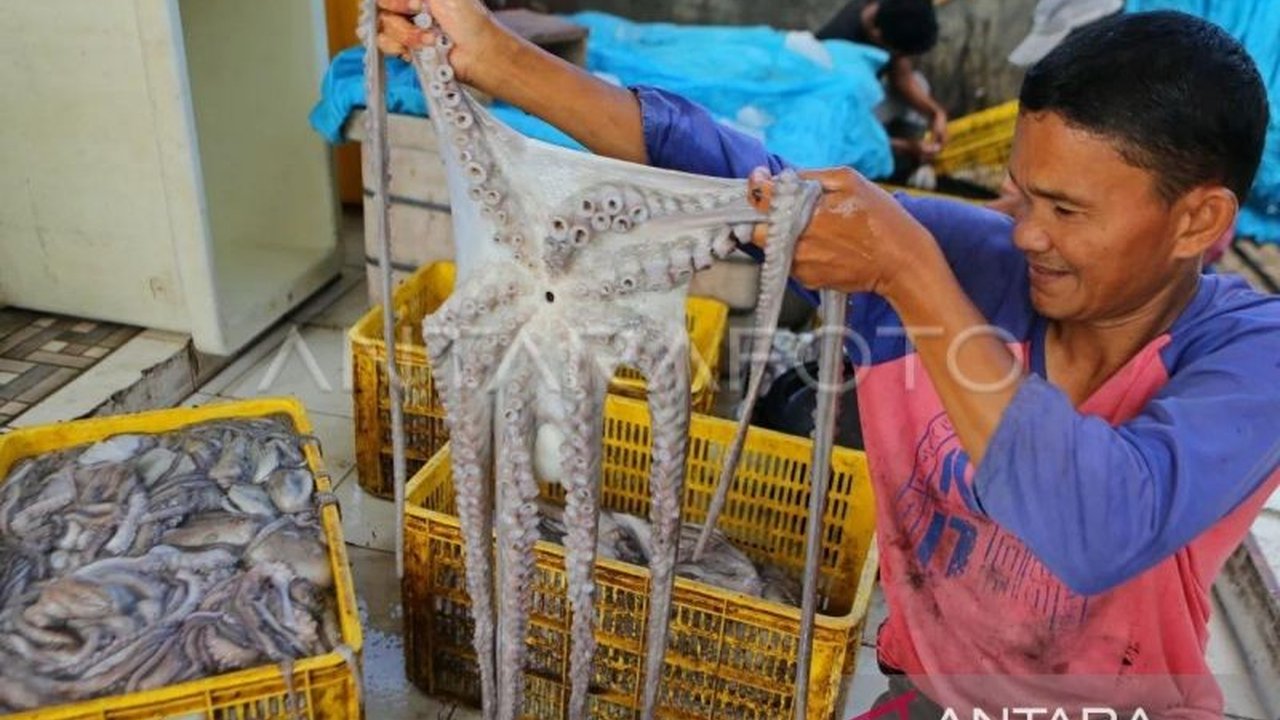 Penyaluran dana desa tahap awal di Aceh baru mencapai Rp109 miliar atau 2,3 persen dari total alokasi, sementara 15 kabupaten/kota masih menunggu pencairan karena berbagai kendala administrasi.