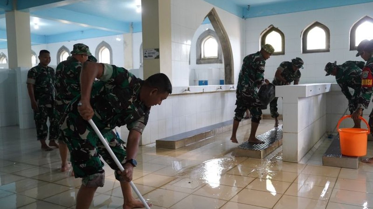 Ratusan prajurit TNI dari Korem 011/Lilawangsa membersihkan Masjid Agung Islamic Center Lhokseumawe untuk menyambut Ramadhan, sekaligus merawat ikon wisata religi tersebut.
